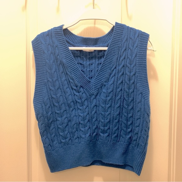 blue v-neck cable sweater vest - Picture 4 of 7